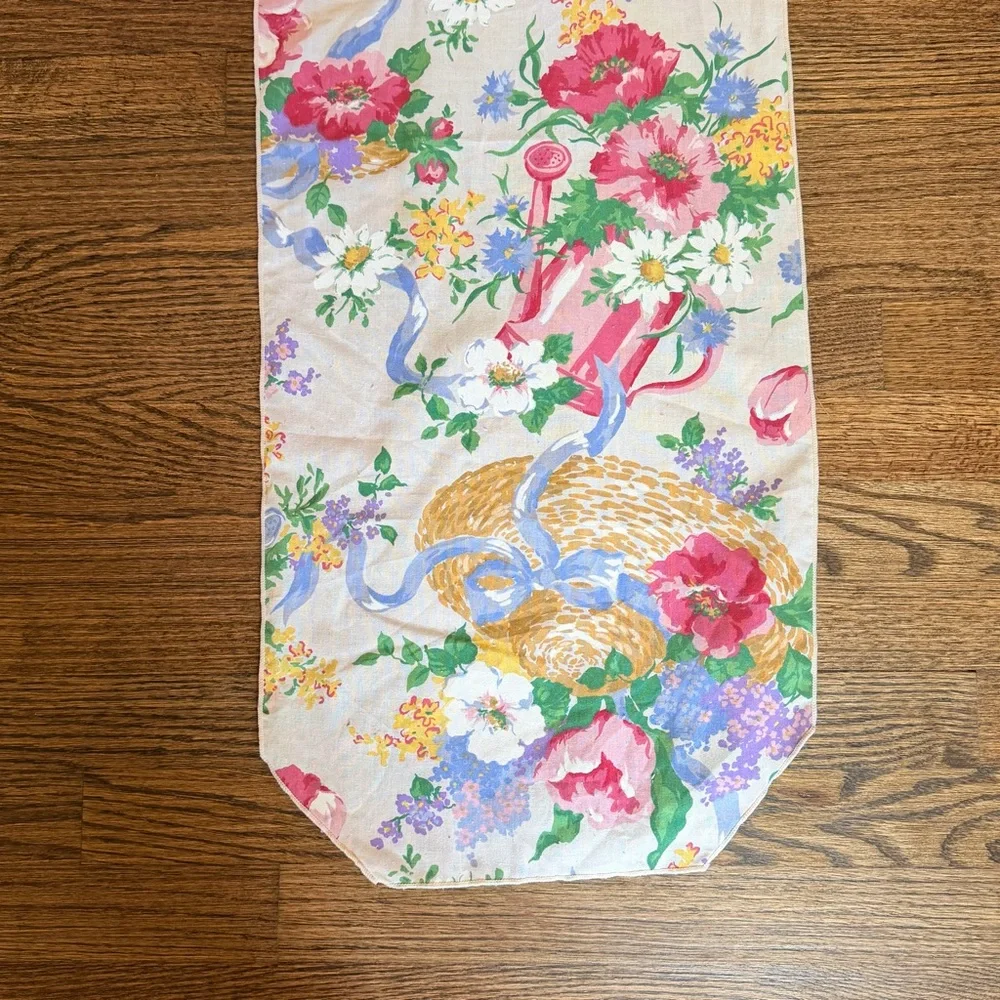 Vintage CottageCore Floral Table Runner and Napkins Set of 4 | vintage linens
